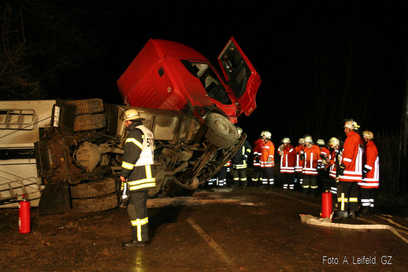Schwerer Verkehrsunfall mit Rüben-LKW