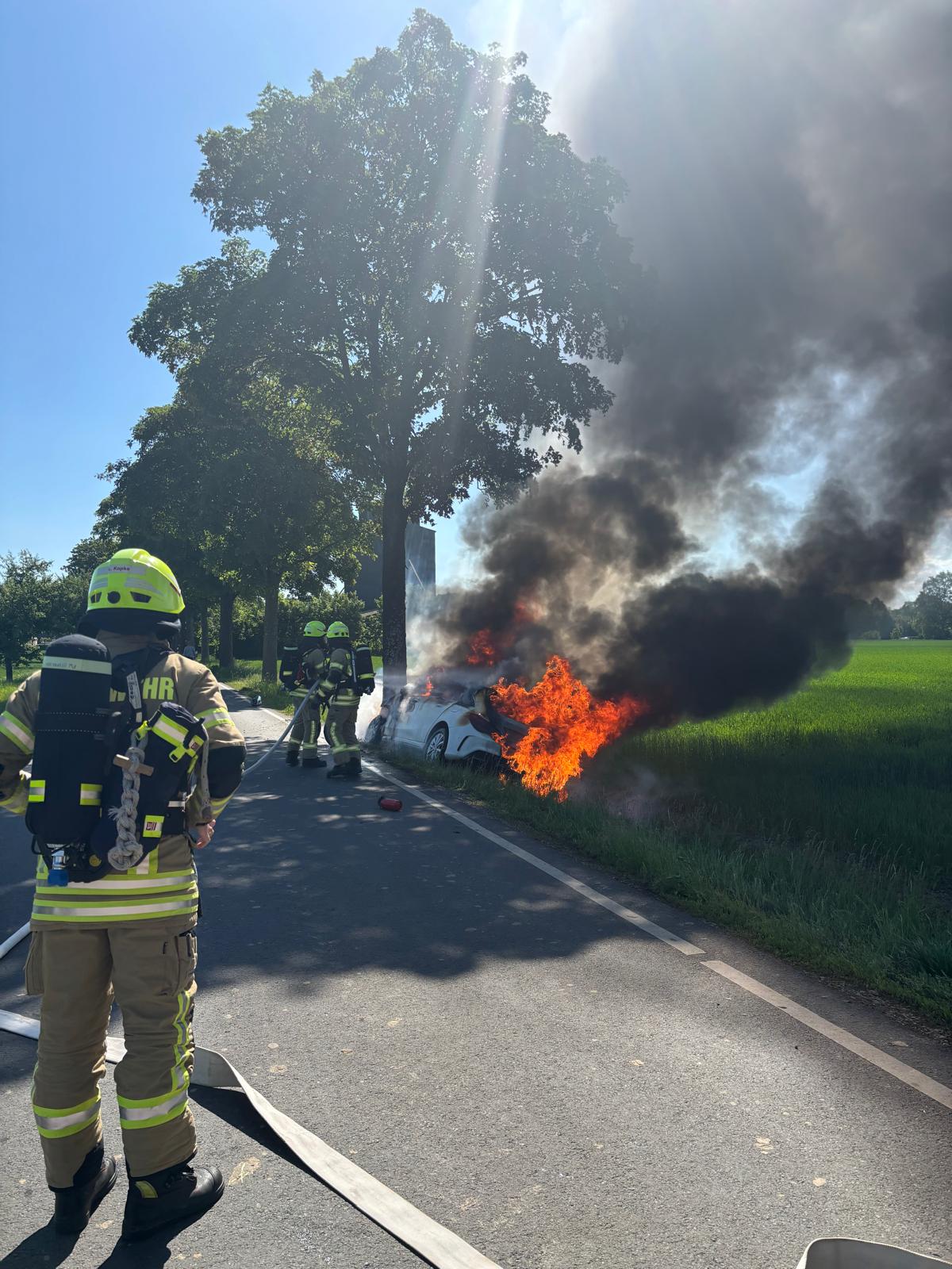 PKW Brand nach Verkehrsunfall
