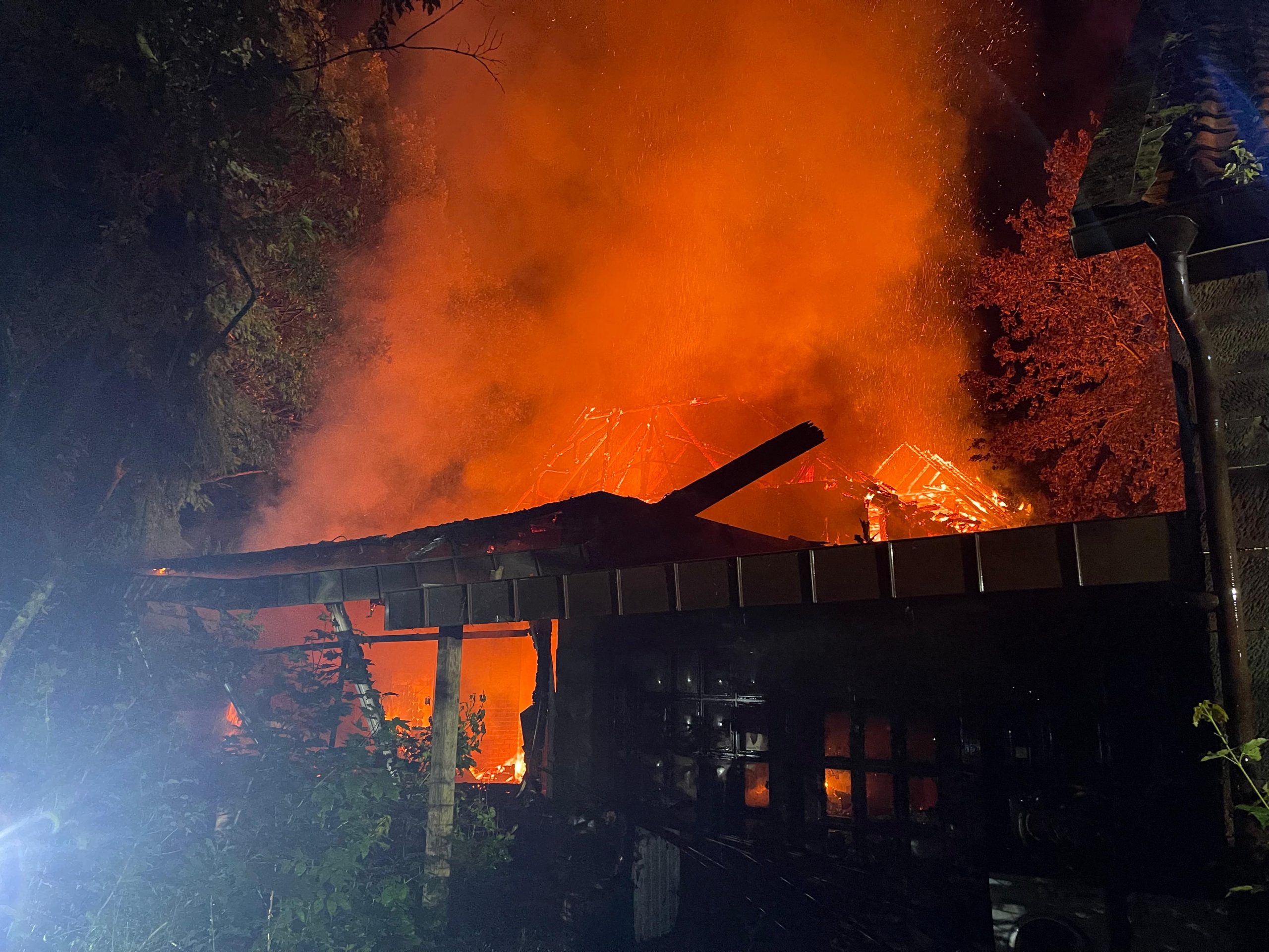 Gebäude im Vollbrand